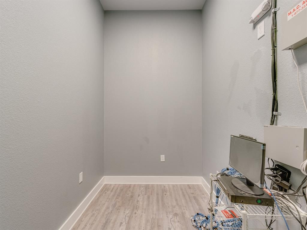 525 E Main St, Midlothian, TX 76065